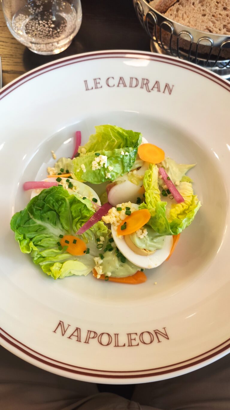 Blattsalat mit hartgekochtem Ei im Restaurant Le Cadran Napoléon