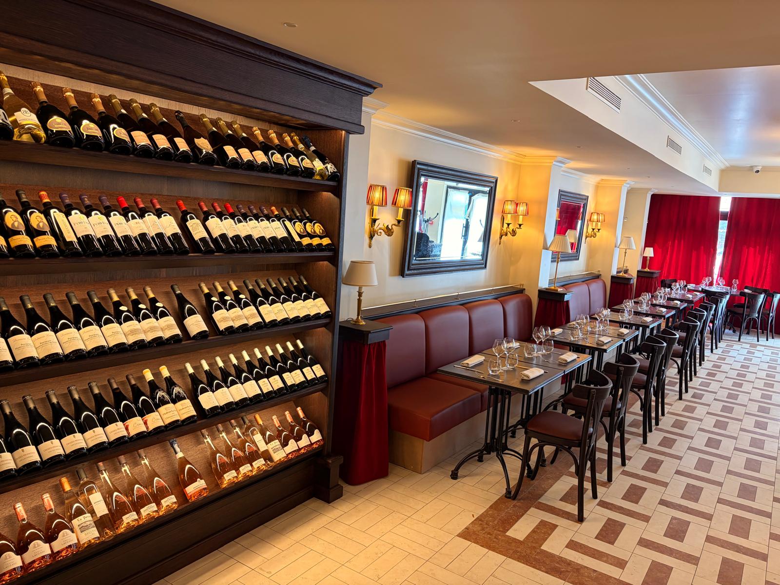 Salle du restaurant Le Cadran, bistrot napoléonien de l Hôtel Napoléon à Fontainebleau