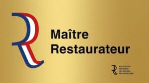 Maître Restaurateur-Logo auf goldenem Hintergrund