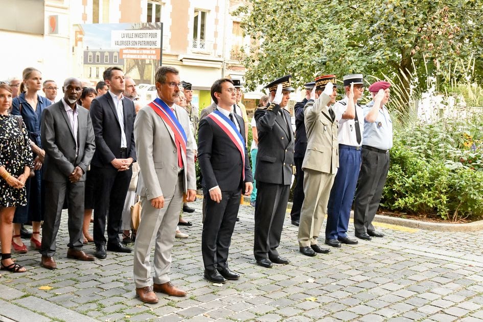 Cérémonie de la libération de Fontainebleau devant l'Hôtel de Ville