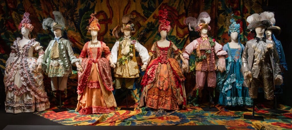 Costume de scène de Christian Lacroix exposé au château de Fontainebleau