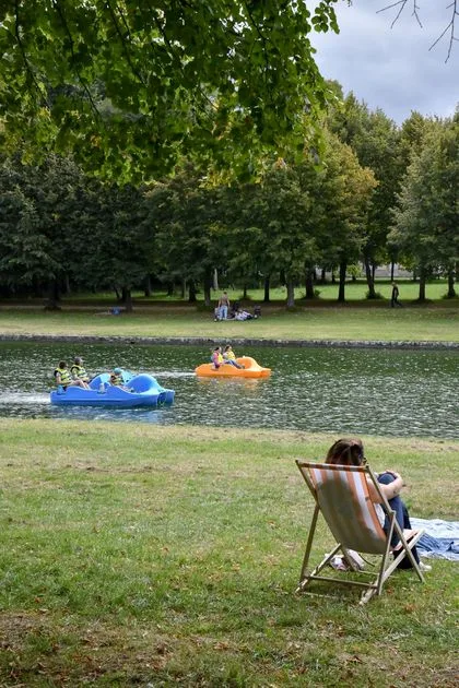 Transats et pédalos au Grand Canal lors de la Fête de la Saint-Louis à Fontainebleau