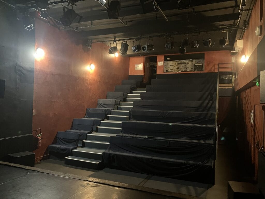 Le gradin vide de l'Âne Vert Théâtre vu depuis la scène
