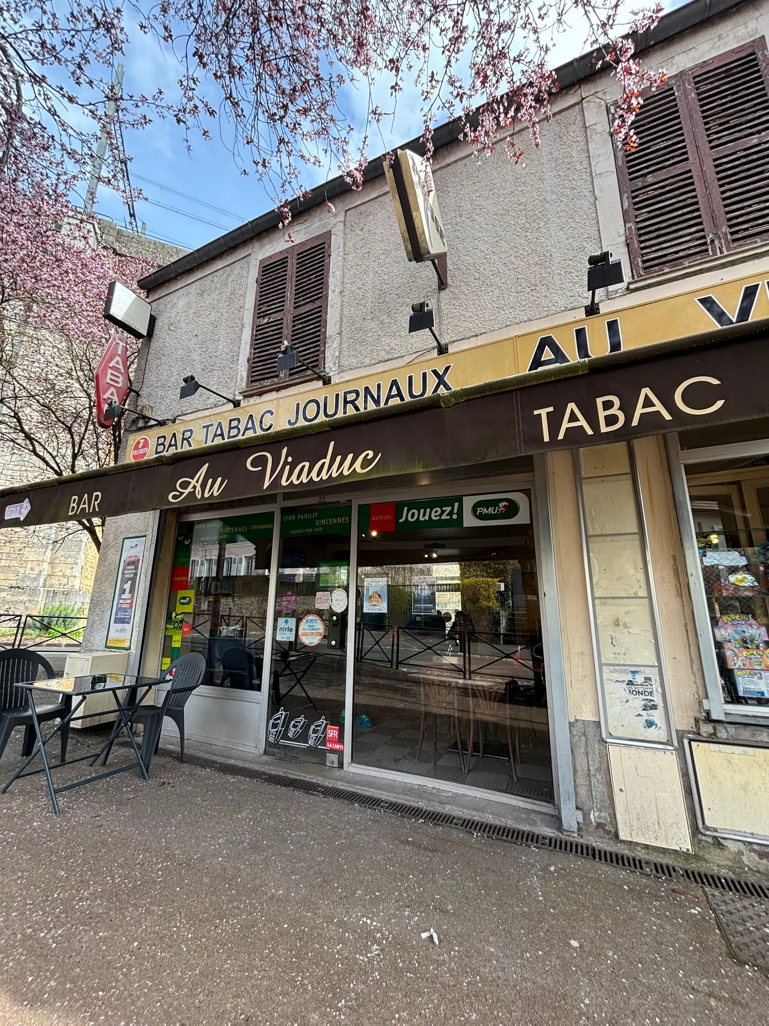 Terrasse der Bar-Tabakhandlung „Au Viaduc“