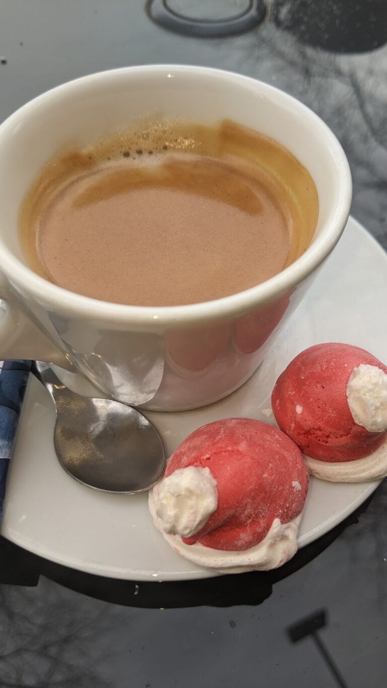 Kaffee und Macarons, Bar-Tabakladen am Viadukt