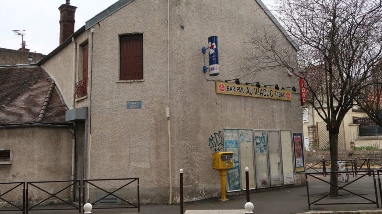 Fassade der Bar mit Tabakverkauf „Au Viaduc“ mit PMU-Schild