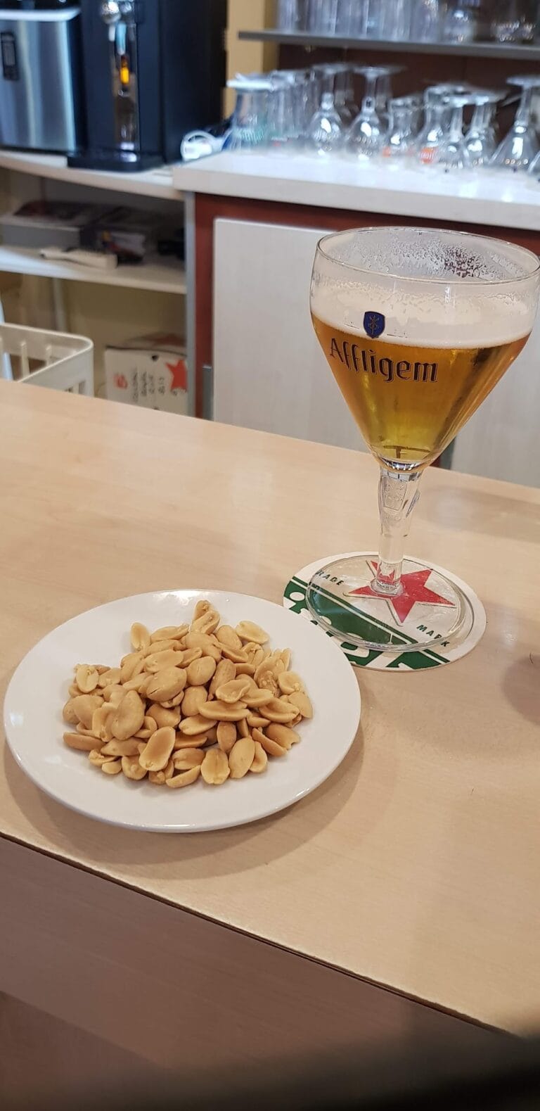 Affligem-Bier und Erdnüsse, Bar-Tabakladen am Viadukt