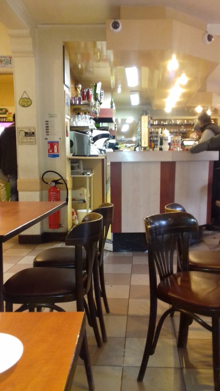 Raum und Theke der Bar-Tabakhandlung am Viadukt