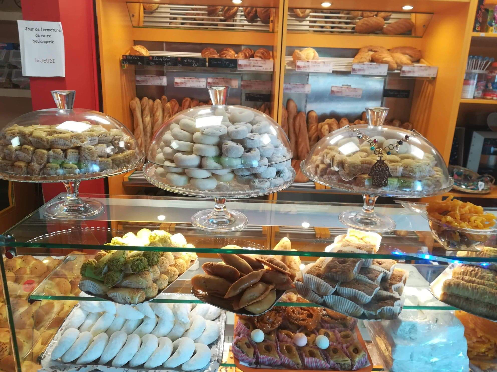 Orientalisches Gebäck in der Auslage, Bäckerei am Bahnhof