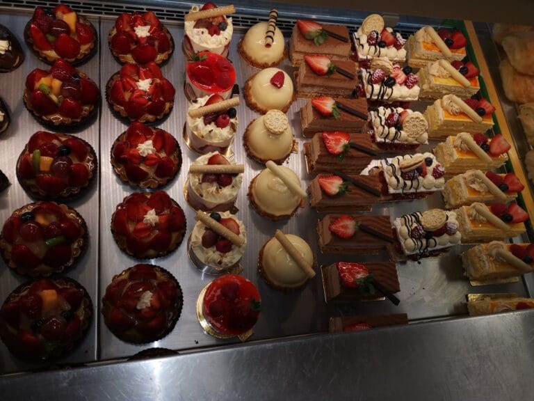 Erdbeertörtchen und Schokoladendesserts, Boulangerie de la Gare