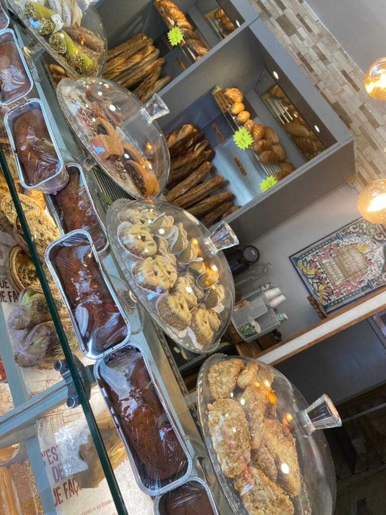 Auslage mit Brot und Kuchen, Boulangerie de la Gare
