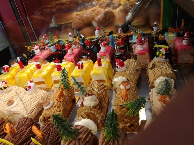 Verzierte Weihnachtsbaumstämme, Boulangerie de la Gare