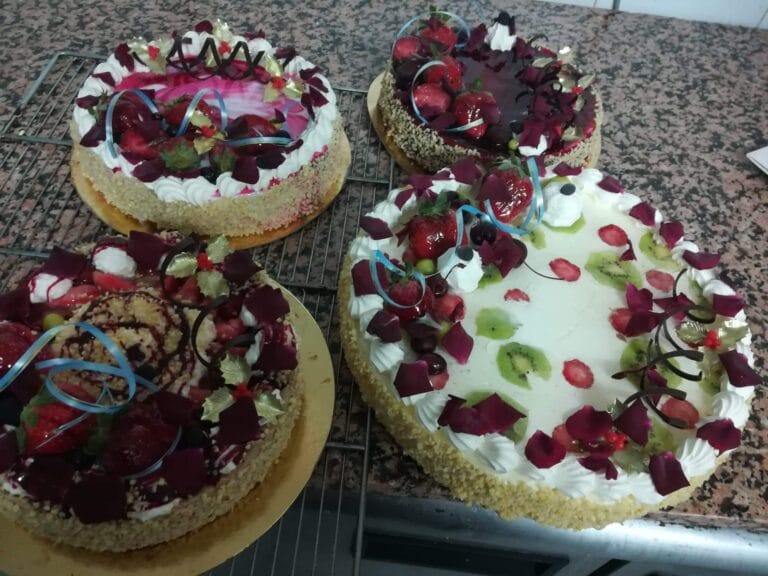 Gebäck mit Erdbeeren und Kiwis, Boulangerie de la Gare
