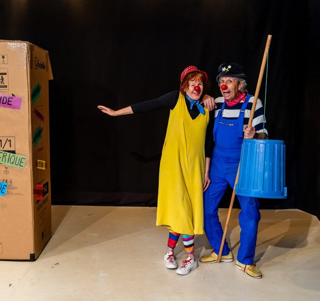 Les clowns Gudule et Trampo sur scène à l'Âne Vert Théâtre de Fontainebleau