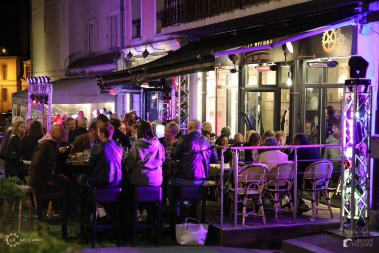 Terrasse „Le Mécano“ am Abend, Bar und Club in der Rue Montebello in Fontainebleau