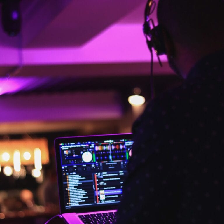 DJ-Set im „Mécano“, einer Tanzbar und einem Club in Fontainebleau