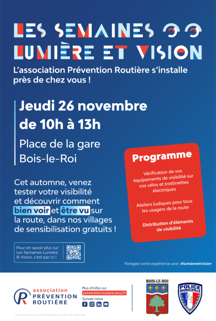 Plakat des „Village Lumière“ und der Verkehrssicherheitskampagne „Vision“ auf dem Bahnhofsplatz in Bois-le-Roi, 26. November