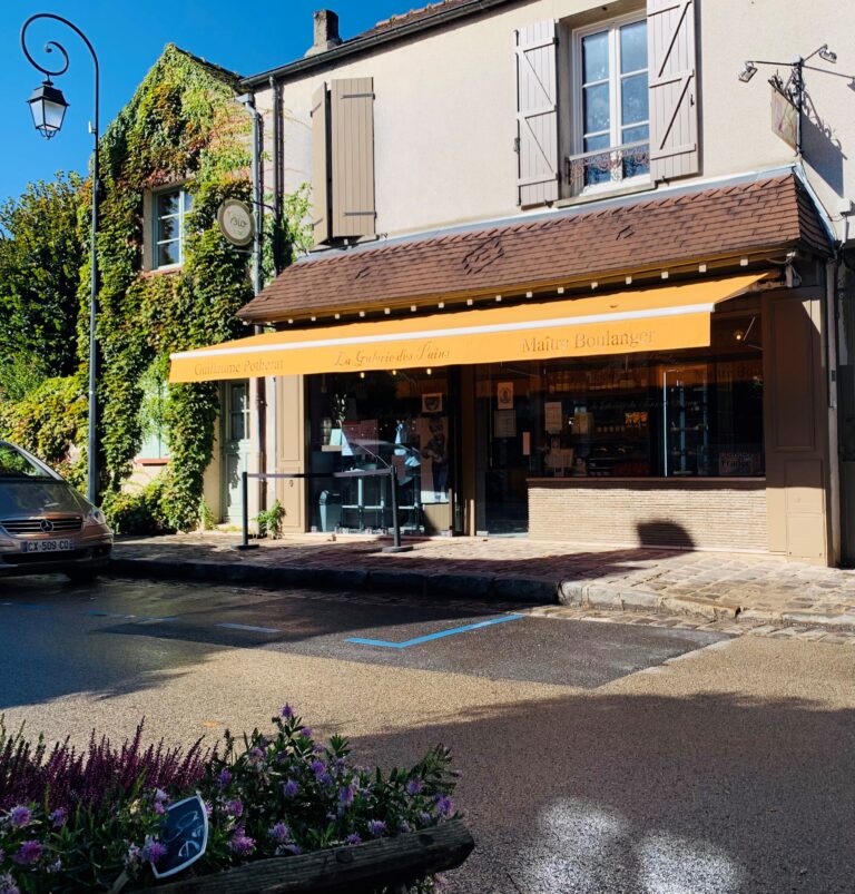 La Galerie des Pains et sa terrasse, Grande Rue à Barbizon