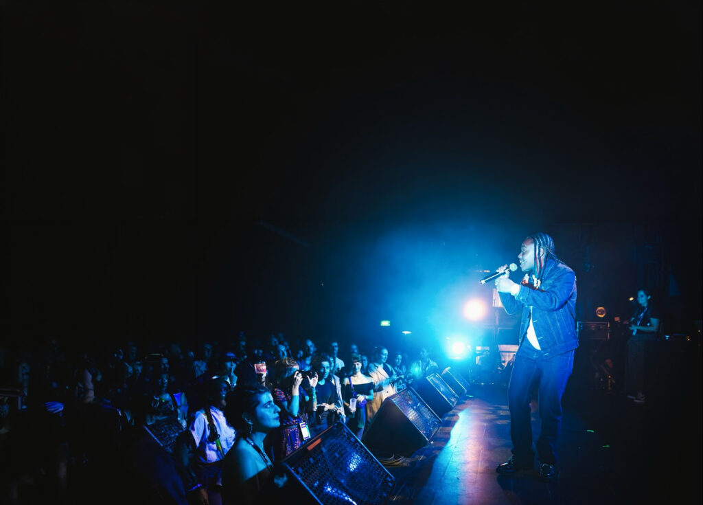 Die Rapperin Saturnz auf der Bühne, Headliner des Festivals „Cultures urbaines en scène“ in Avon